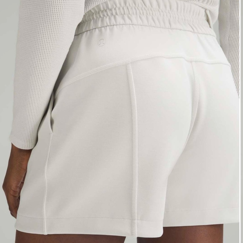 🩷 Lululemon Softstreme High-Rise Short 4"  Size 4 Bone - Picture 2 of 11